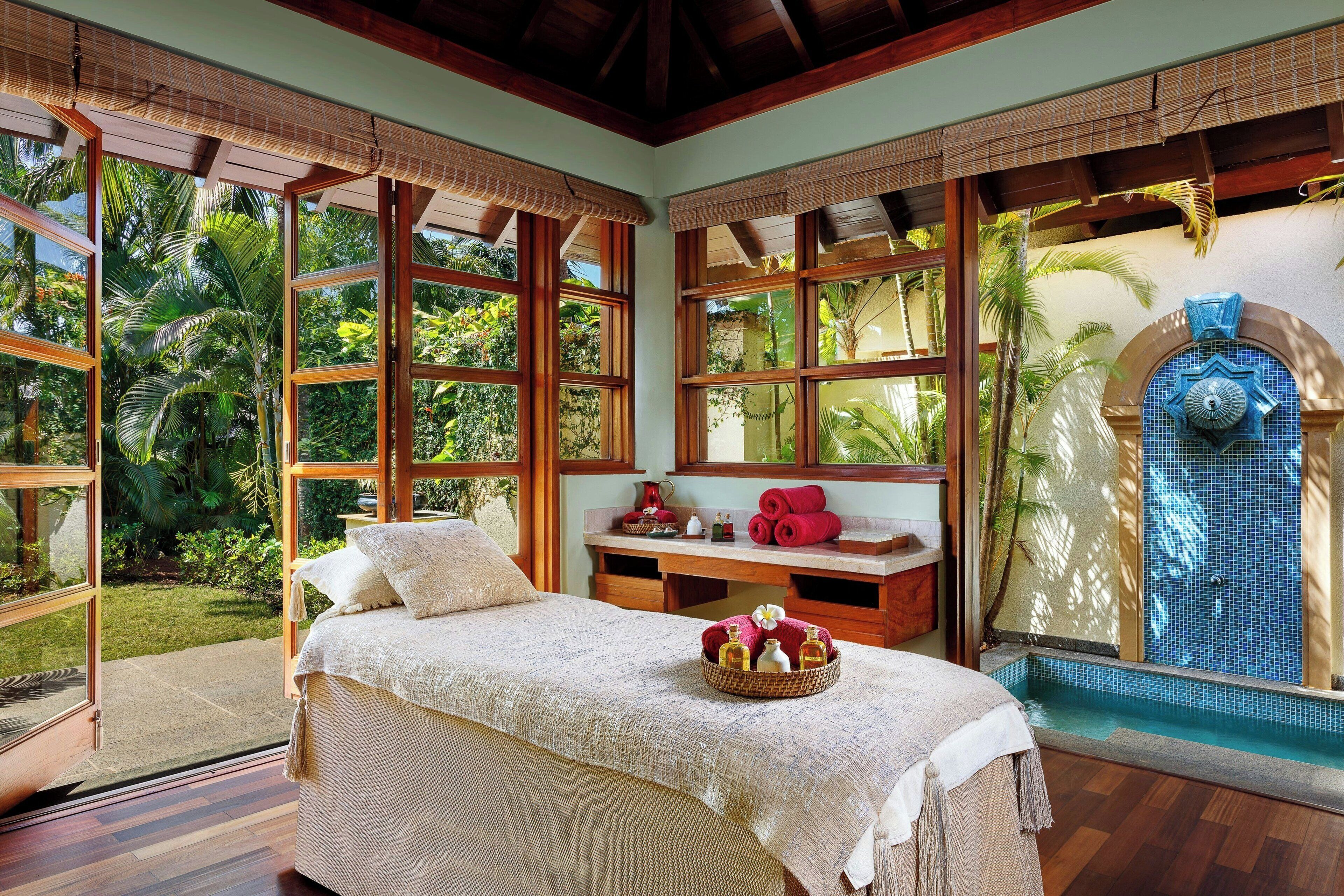 Couples treatment rooms, sauna, steam room, body treatments