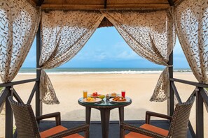 Plage, chaises longues, parasols, serviettes de plage