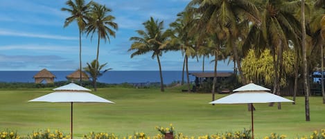 Piscine extérieure, parasols de plage, chaises longues