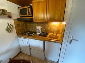 Réfrigérateur, lave-vaisselle, cafetière/bouilloire, grille-pain