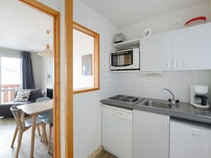 Kjøleskap, ovn, oppvaskmaskin og kaffetrakter/tekoker