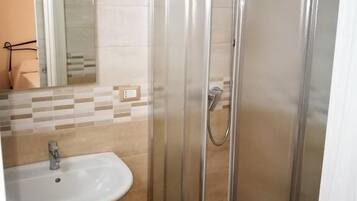 Dusche, kostenlose Toilettenartikel, Haartrockner, Handtücher