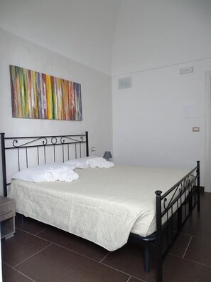 Escritorio, sistema de insonorización, wifi gratis y ropa de cama 