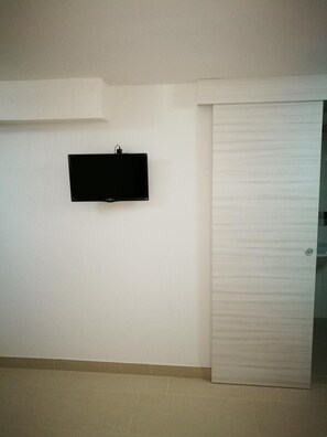 Escritorio, sistema de insonorización, wifi gratis y ropa de cama 