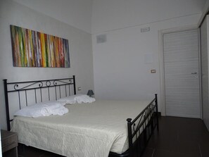 双人房, 1 张大��床, 按摩浴缸 (Sensitive) | 办公桌、隔音、免费 WiFi、床单