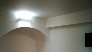 A corner room with a built-in bench, a flat ceiling, and a wall-mounted TV. - Nonna Ia (Parabita)