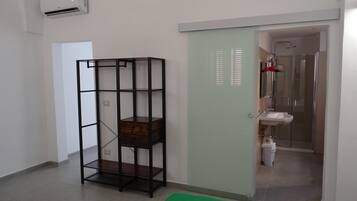 Una scrivania, insonorizzazione, Wi-Fi gratuito, lenzuola