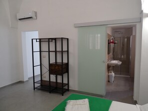 Desk, soundproofing, free WiFi, bed sheets - Nonna Ia (Parabita)