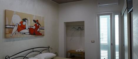 Double Room, 1 Queen Bed (Charming) | Desk, soundproofing, free WiFi, bed sheets