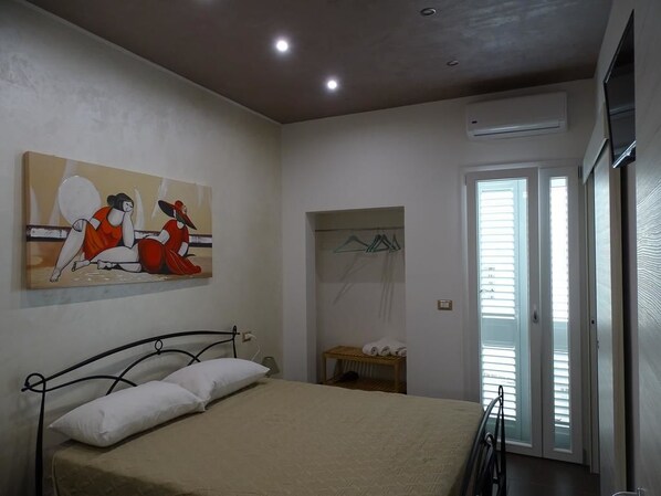 双人房, 1 张大床 (Charming) | 办公桌、隔音、免费 WiFi、床单