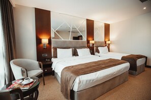 Suite Keluarga, Beberapa Tempat Tidur | Minibar, brankas, meja kerja, dan tirai kedap cahaya