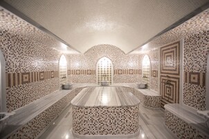 Een sauna, een bubbelbad, een stoombad, massagebehandelingen