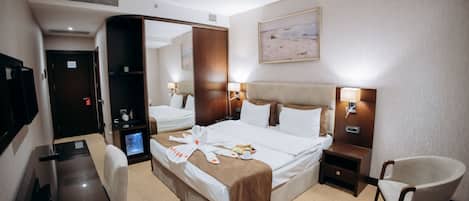 1 makuuhuone, minibaari, tallelokero huoneessa, työpöytä