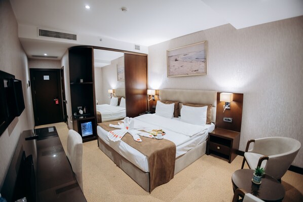 迷你吧、客房內保險箱、書桌、遮光布/窗簾