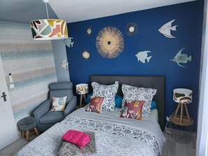 A bedroom with a bed, a chair, a lamp, and wall decorations. - Brigitte lodge (Barro)