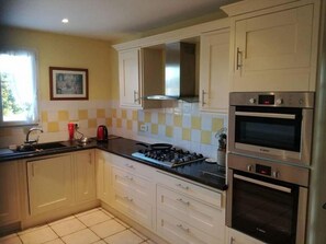 ثلاجة، ميكروويف، فرن، موقد طهي مسطح