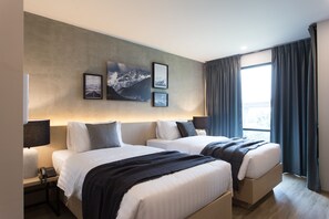 Standard Twin Room, 2 Katil Bujang (Single), Non Smoking | Dihias secara berasingan, meja, langsir/tirai gelap terus