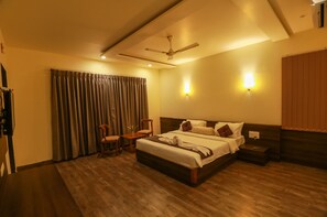 Gold Room | Free WiFi - Hotel The Cult (Hubli)
