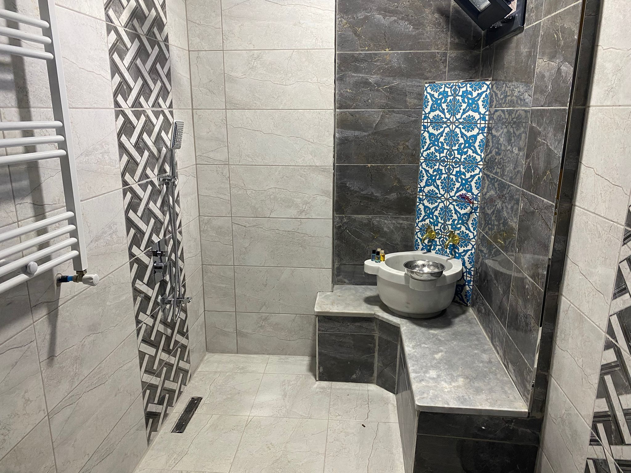 suite | bathroom | shower, free toiletries, hair dryer, slippers