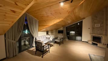 Habitación Confort, 1 cama doble, no fumadores, vistas a la piscina | Zona de estar | Una televisión LCD, una chimenea, suelo radiante