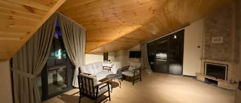 Comfort kamer, 1 tweepersoonsbed, niet-roken, uitzicht op zwembad | Woonruimte | Lcd-televisie, een open haard en vloerwarming