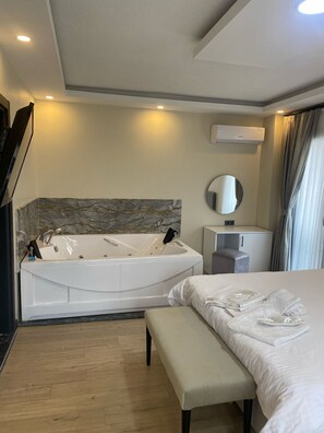 Deluxe-Zimmer | Badezimmer | Dusche, kostenlose Toilettenartikel, Haartrockner, Hausschuhe