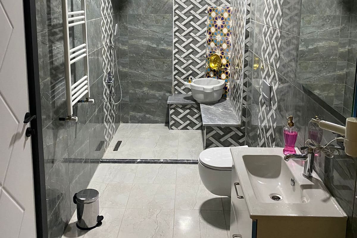 Room | Bathroom | Shower, free toiletries, hair dryer, slippers