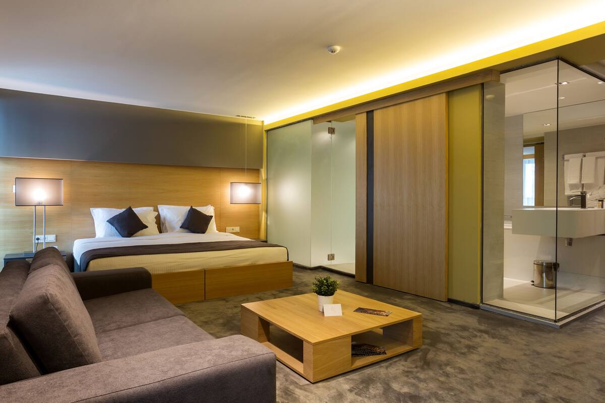 Suite Deluxe, balcón | Minibar, caja de seguridad en la habitación y escritorio