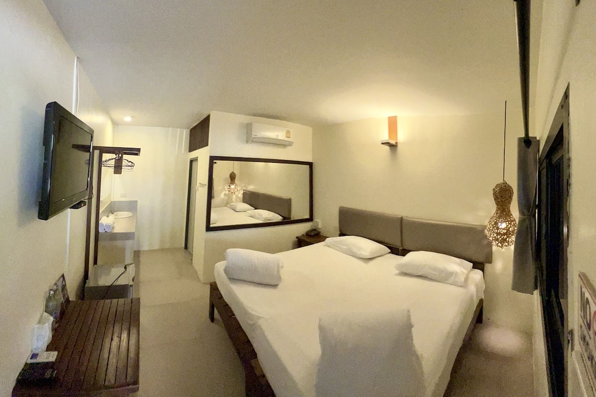 Standard Double Room | Desk, free WiFi, bed sheets