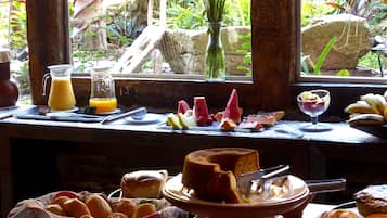 Café da manhã completo grátis todos os dias