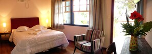Quarto casal superluxo de uso individual, 1 cama Queen | Frigobar, individualmente decorados, cortinas blackout