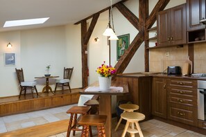 Fridge, oven, stovetop, dishwasher
