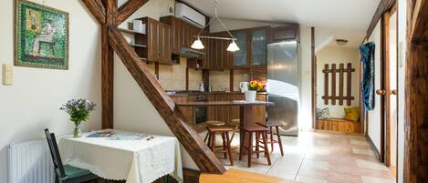 ثلاجة، فرن، موقد طهي مسطح، غسالة أطباق