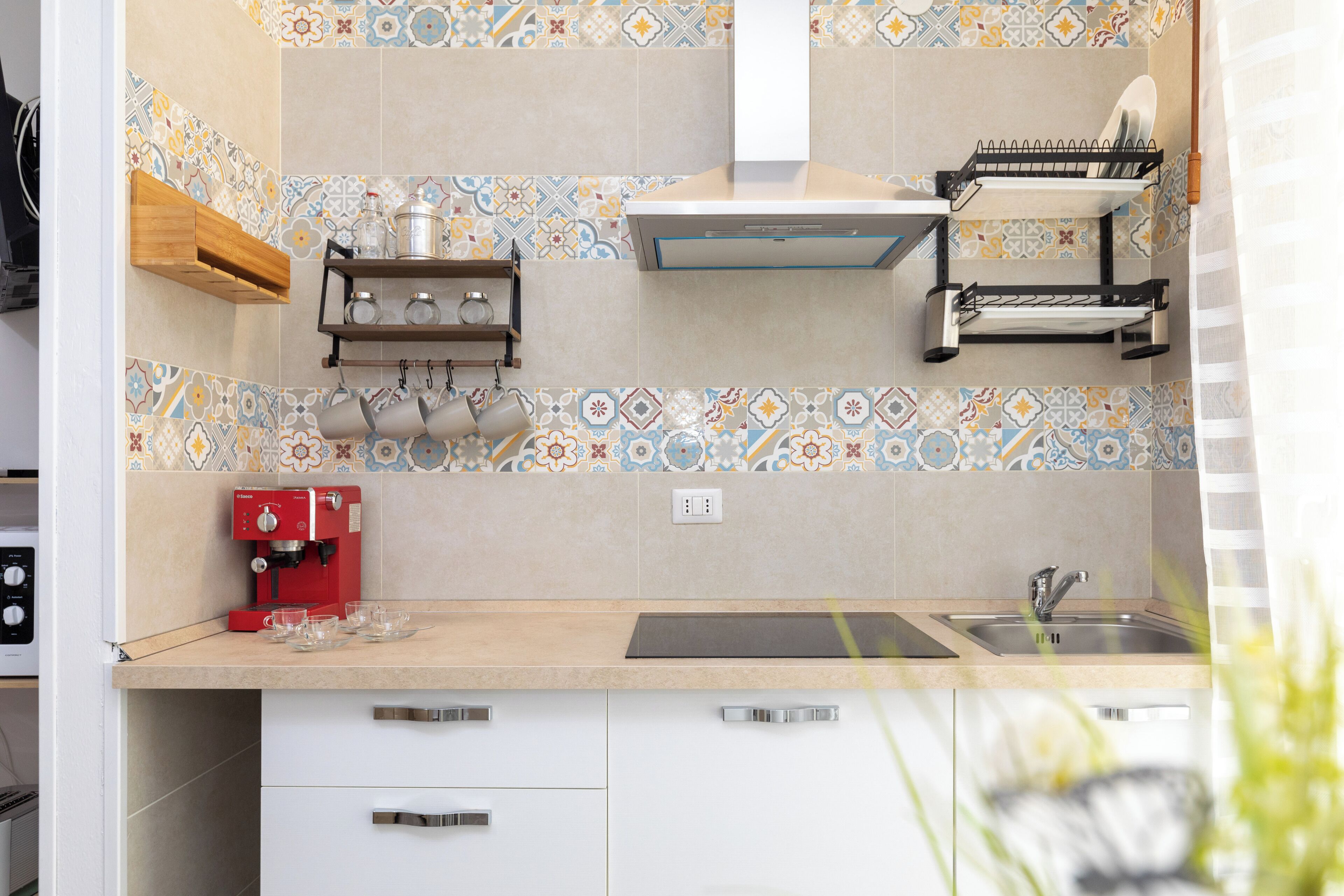 Refrigerador, microondas, parrilla de estufa y cafetera y tetera 