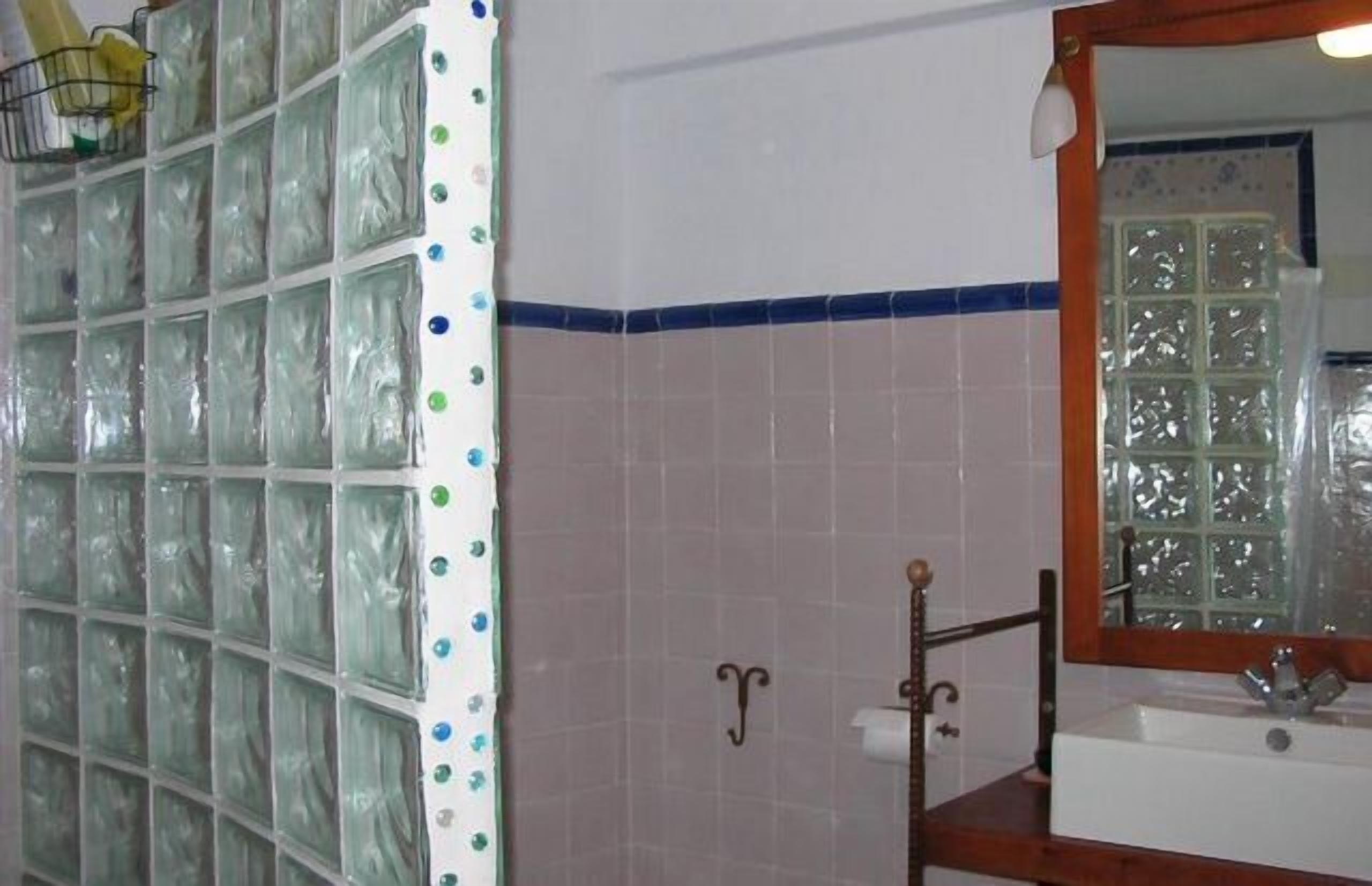 Een bad/douchecombinatie, een haardroger, een bidet, handdoeken