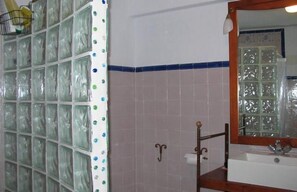 Duschwanne, Haartrockner, Bidet, Handtücher