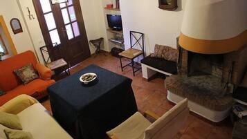 Una Smart TV, una chimenea, libros