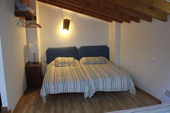 3 bedrooms, desk, iron/ironing board, travel cot