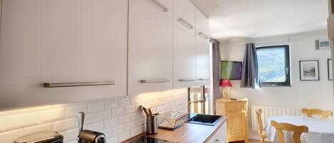 Geladeira, micro-ondas, fogão, lava-louças