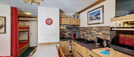 Kühlschrank, Mikrowelle, Ofen, Geschirrspüler