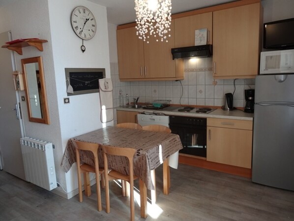 Réfrigérateur, micro-ondes, four, lave-vaisselle