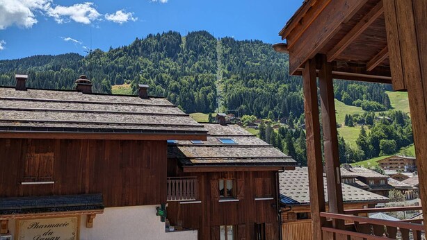 A wooden building with a sign reading "Pharmacie du Danau" and a view of a mountainous landscape. - Cozy studio 4 pax - Station center in La Clusaz (La Clusaz)