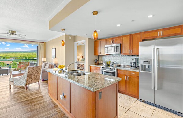 Réfrigérateur, four à micro-ondes, un four, surface de cuisson