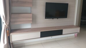 Standard Apartment, 2 Bedrooms | Televisyen