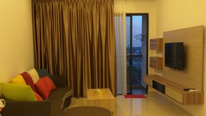 Standard Apartment, 2 Bedrooms | Ruang tamu | TV LED 