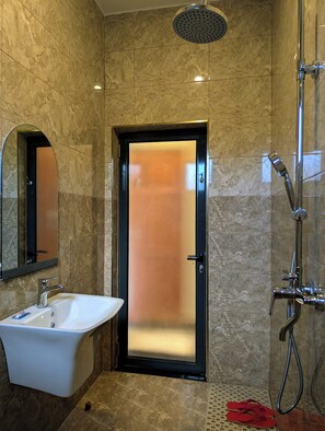 Regadera, regadera tipo lluvia, amenidades de baño gratuitas, toallas 