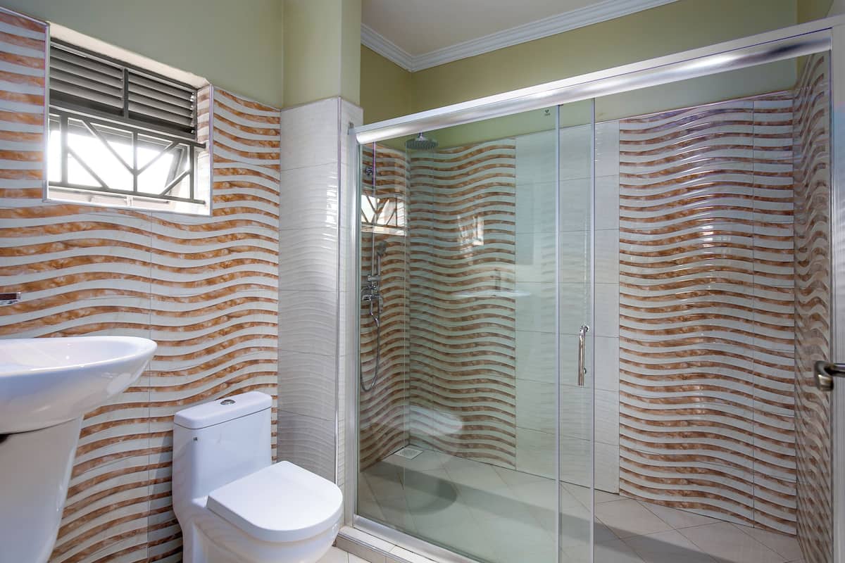 Shower, rainfall showerhead, free toiletries, towels