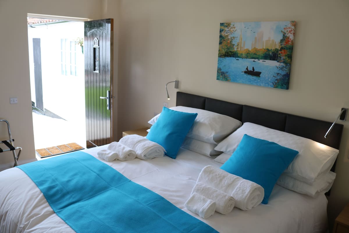 Kamer, 1 twee- of 2 eenpersoonsbedden | Een kluis op de kamer, een strijkplank/strijkijzer, gratis wifi
