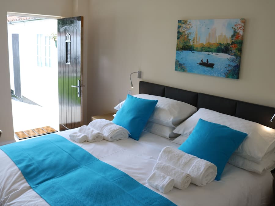 Phòng đôi hoặc 2 giường đơn | Két bảo mật tại phòng, bàn ủi/dụng cụ ủi quần áo