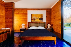 Decoración personalizada, cortinas blackout, wifi gratis y ropa de cama